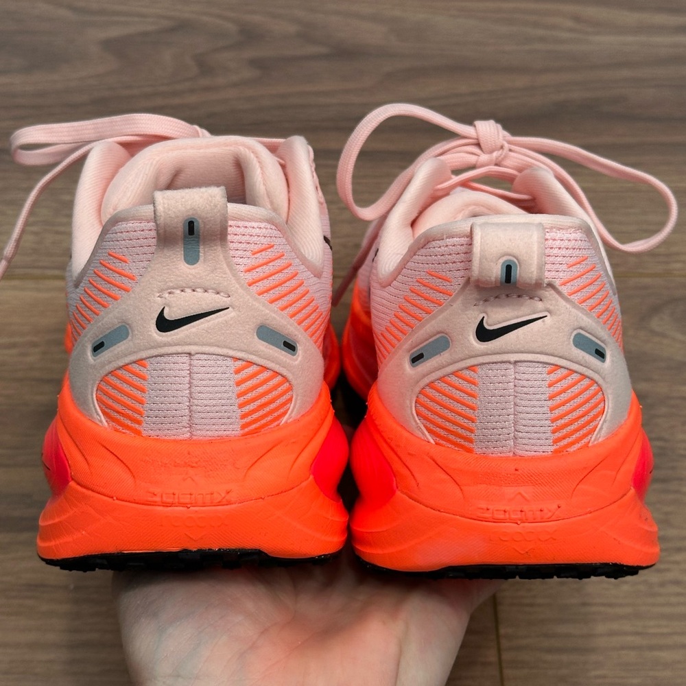 Nike Vomero 18 Running Shoe in Atmosphere/ Black/ Crimson Size 7 - Picture 6 of 16